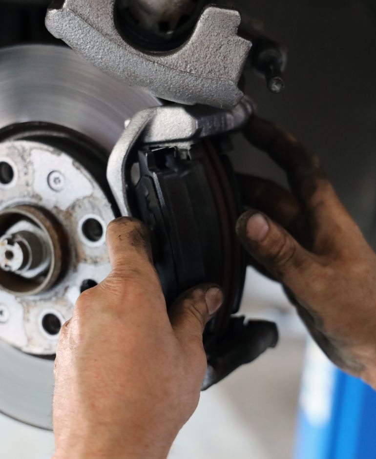 mechanik samochodowy wymiana klocków